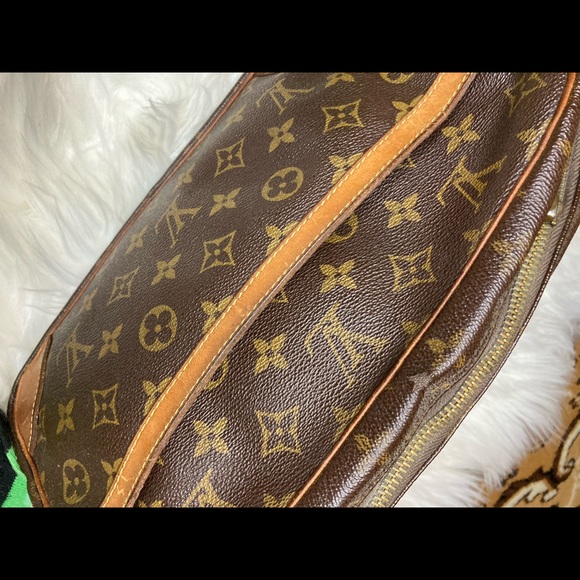 Louis Vuitton - Picture 7 of 8